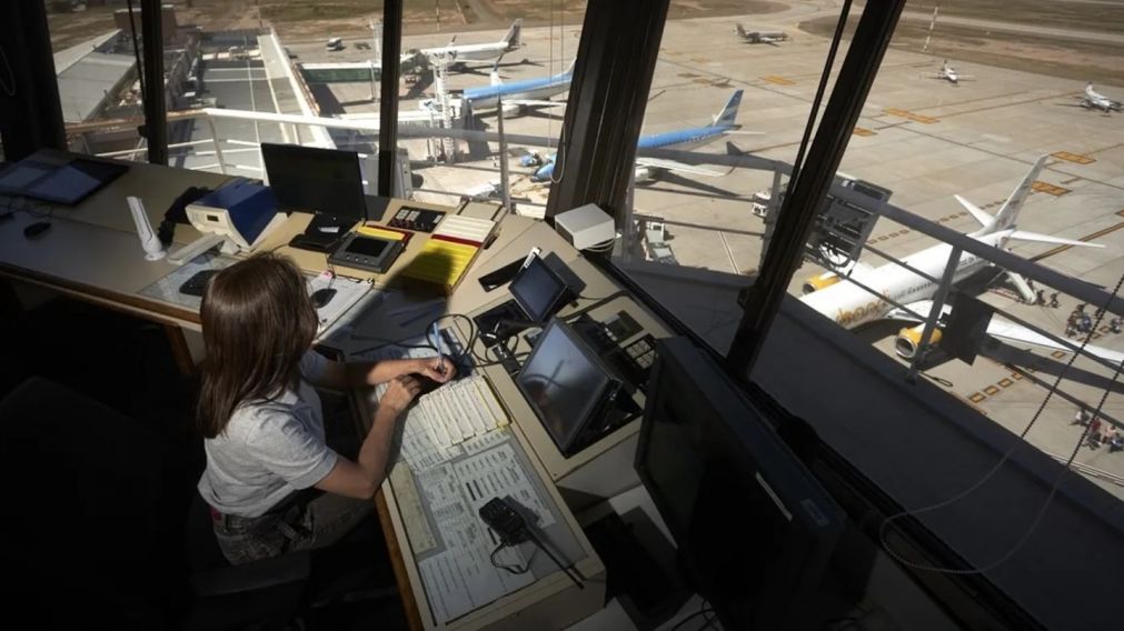 Los trabajadores deberán prestar servicios de manera habitual y sin interrupciones.