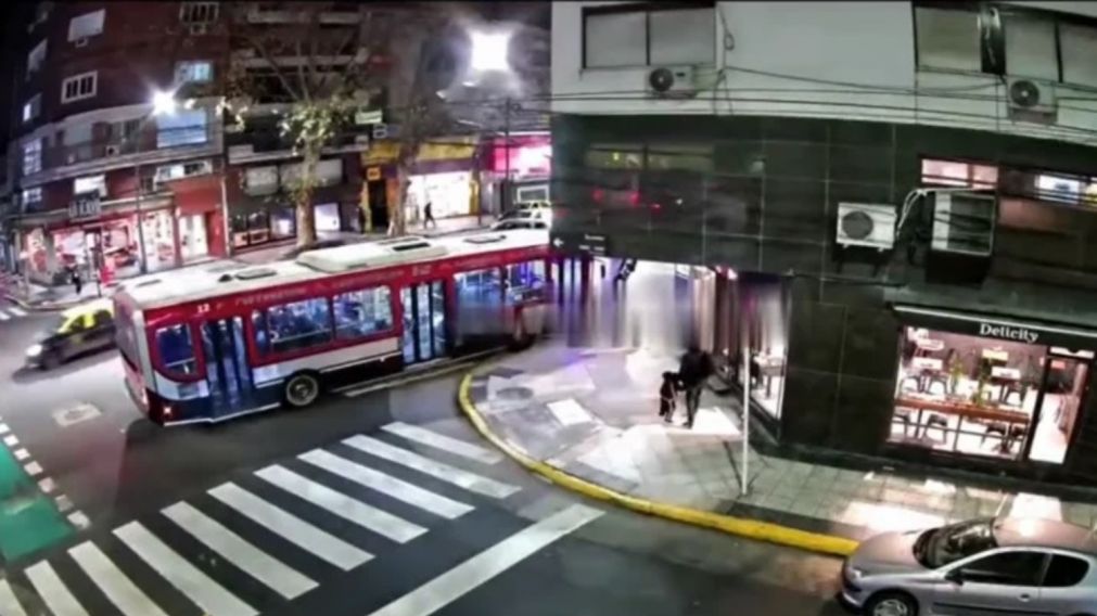 El accidente quedó registrado por las cámaras de seguridad.
