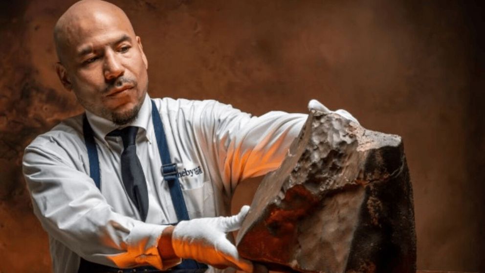 La piedra fue hallada a finales del 2023 en un desierto africano (X).