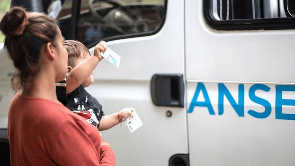 El Gobierno oficializó un incremento del 3,73% en la AUH y asignaciones familiares de ANSES, que se reflejará en los cobros de mayo (Imagen ilustrativa).