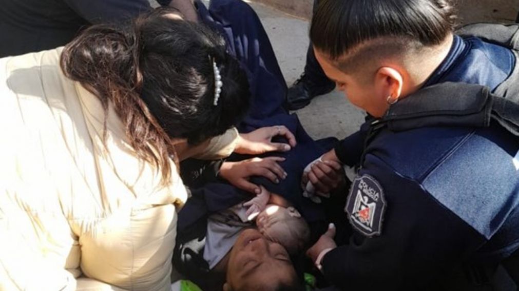 Preventores y policías asistieron a una mujer que dio a luz en plena Plaza Independencia de Mendoza.
