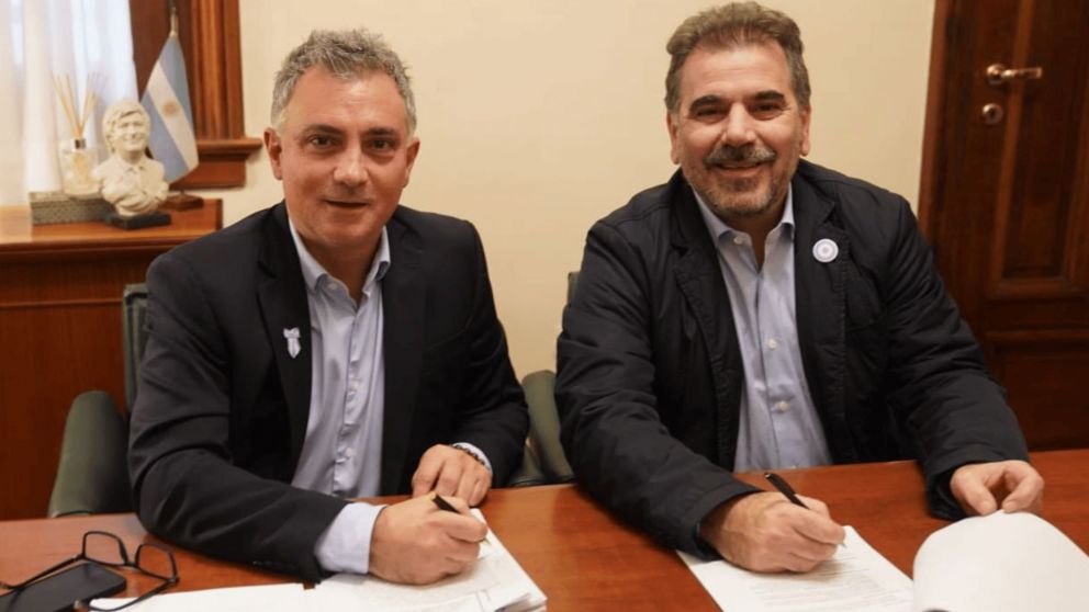 Sebastián Pareja, de LLA; y Cristian Ritondo, del PRO, sellando la alianza de cara a las elecciones 2025.