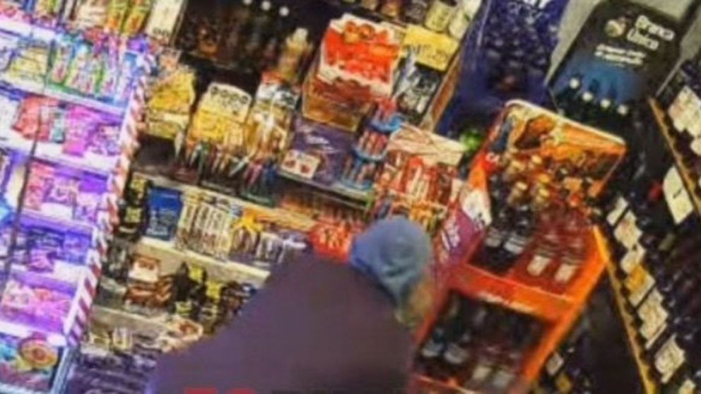 El ladrón agarrando las golosinas fue captado por las cámaras de seguridad.