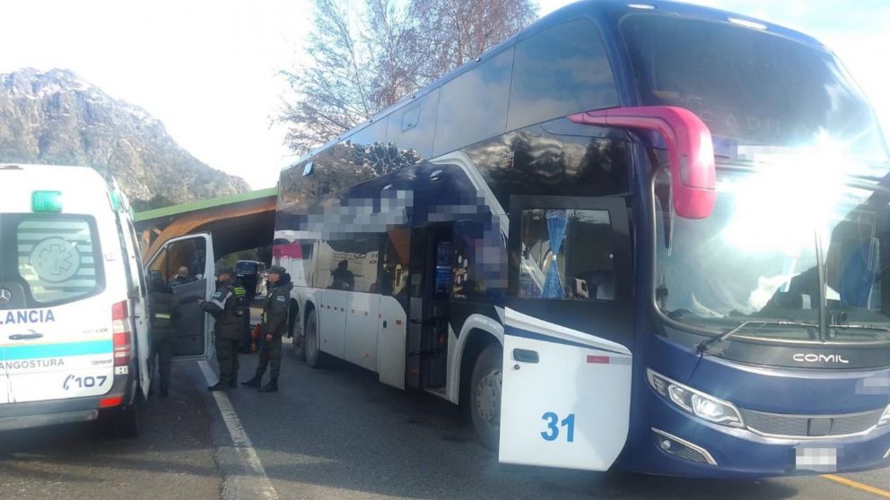 Así gendarmes asistieron a una mujer a dar a luz en el micro