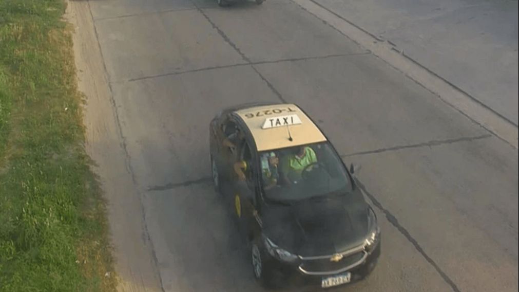 Uno de los taxis asaltados por la banda.