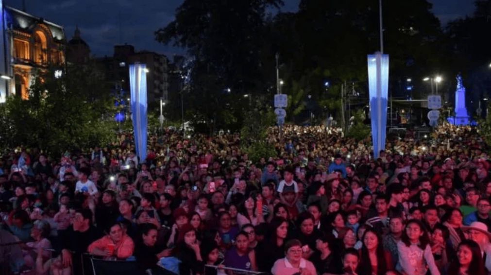 La gente concentrada en la plaza Independencia.