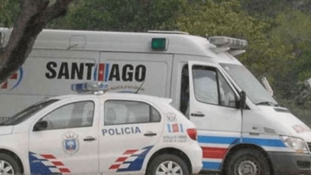 La policía trabajando en el lugar donde murió el trabajador rural.