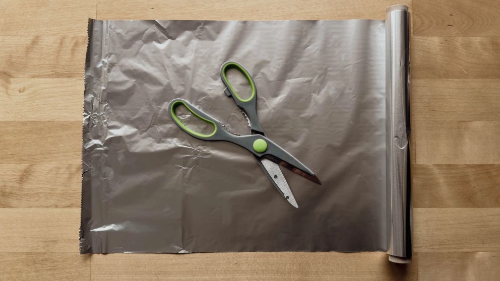 Truco fácil y casero para recuperar el filo de la tijera utilizando papel aluminio.