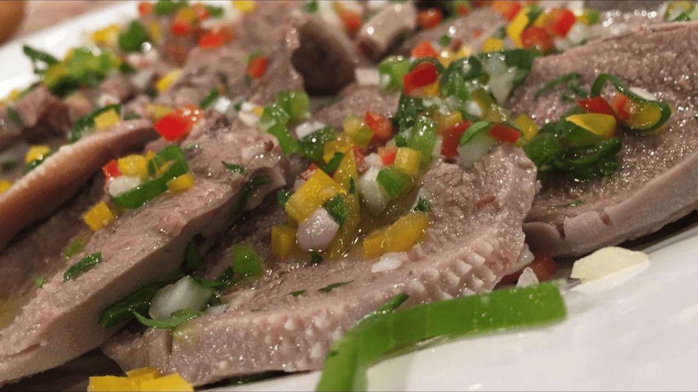 Lengua a la vinagreta: un plato rendidor que se hace en pocos pasos.