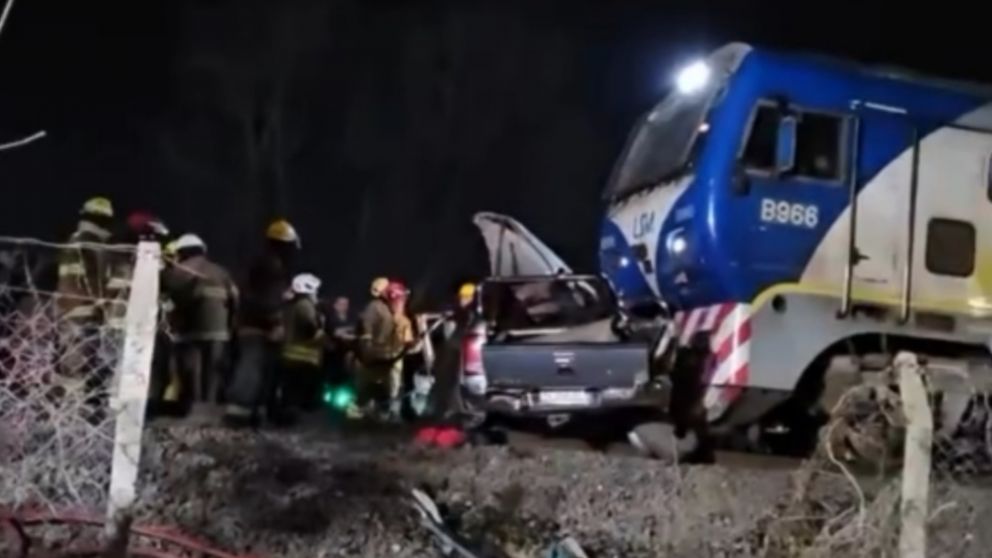 Un tren embistió una camioneta, la arrastró 500 metros sobre las vías y murió el conductor (Redes).