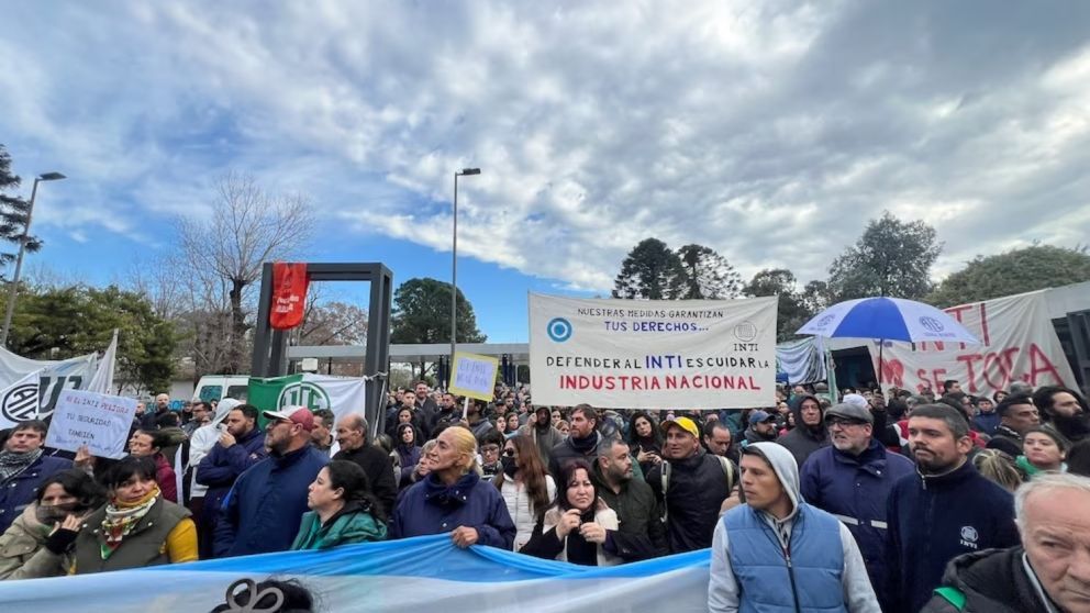 Trabajadores del INTI volvieron a cortar la General Paz tras los incidentes registrados ayer en ese mismo lugar.