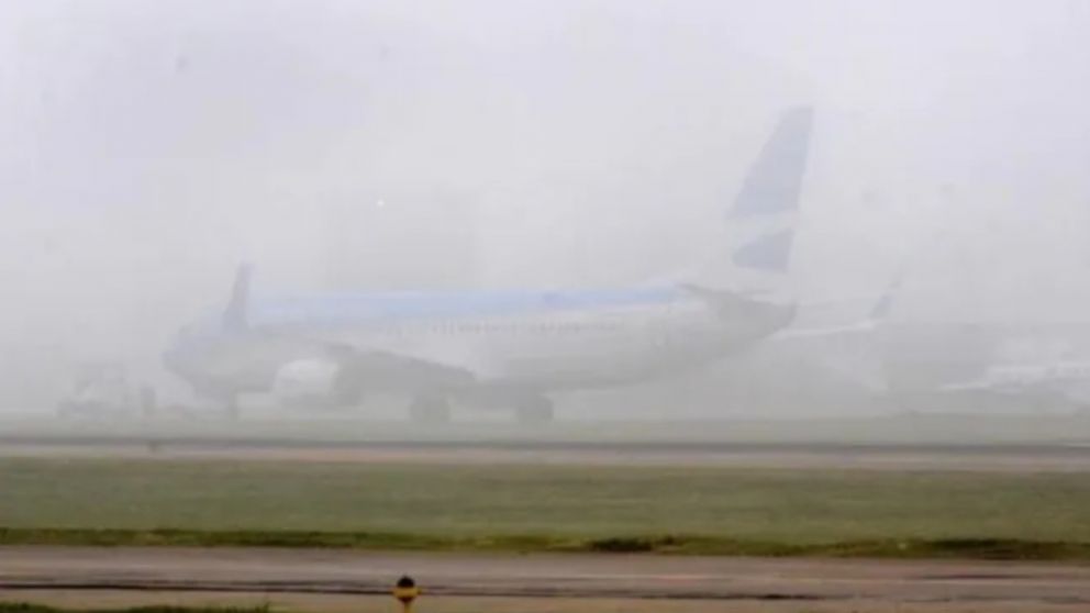 Vuelos desviados y demorados por la niebla en el aeropuerto internacional de Ezeiza (NA).