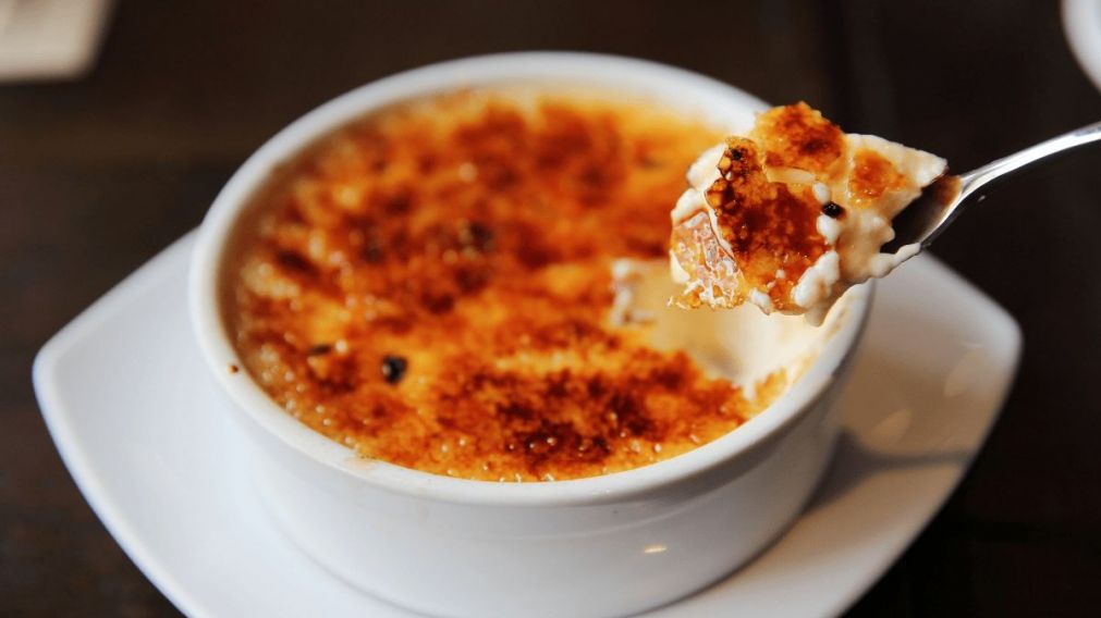El creme brulee es un postre clásico que ha conquistado paladares en todo el mundo.