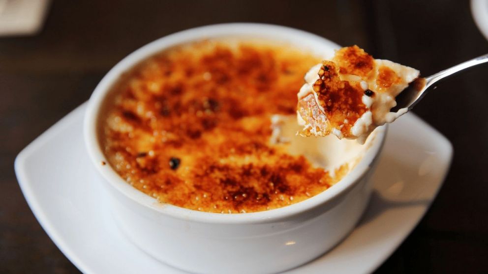 El creme brulee es un postre clásico que ha conquistado paladares en todo el mundo.