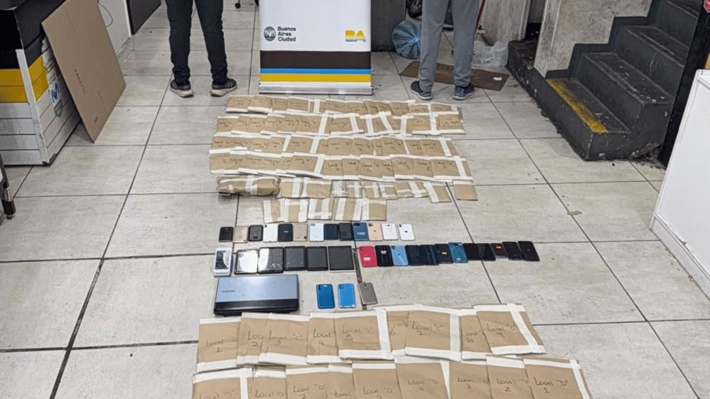 Los celulares secuestrados durante el operativo.