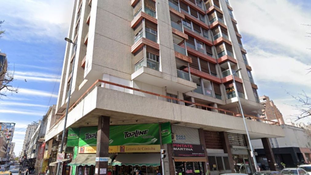 Dos albañiles encontraron el cuerpo envuelto en mantas y atado con cables, oculto en un mueble tapiado durante refacciones en un departamento (Imagen: Google Street View).