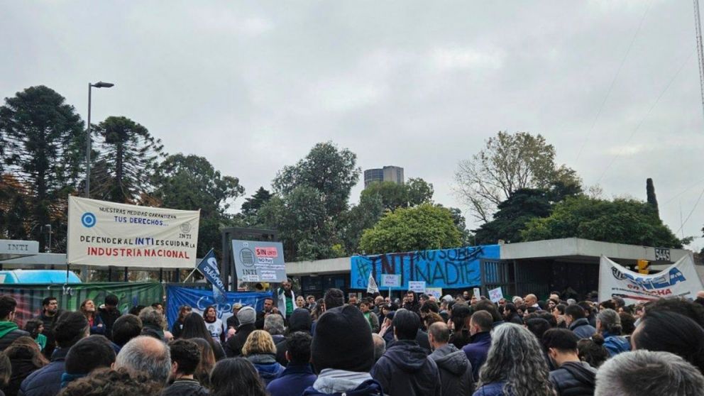 La protesta se lleva adelante frente a la sede del INTI.