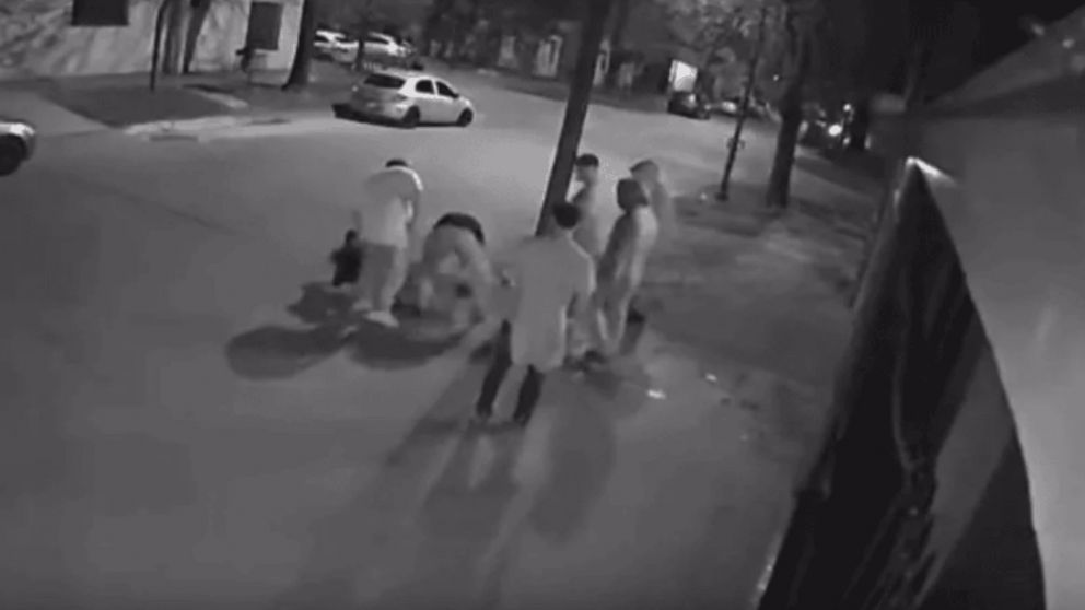 El brutal ataque quedó registrado por una cámara de seguridad.