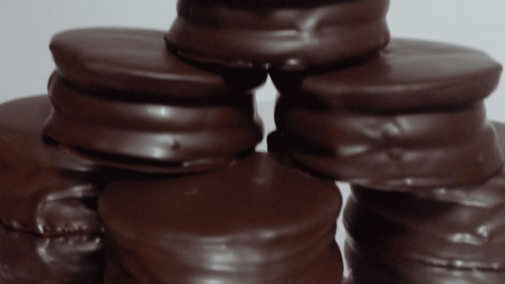 Con mucho relleno y baño de chocolate: los alfajores bajoneros que son furor en la Semana de la Dulzura.