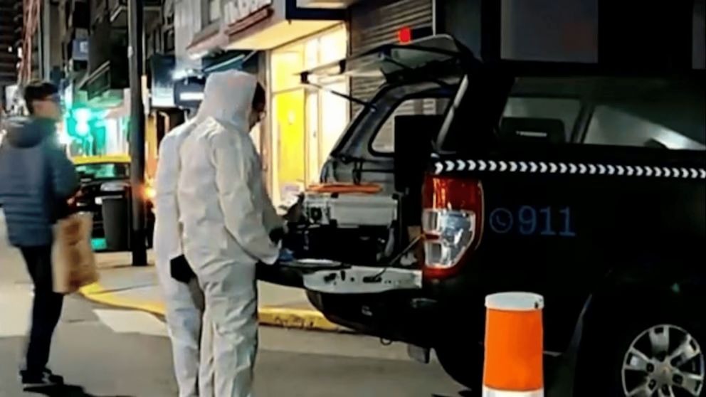 Los peritos preparándose para trabajar en la escena del crimen.