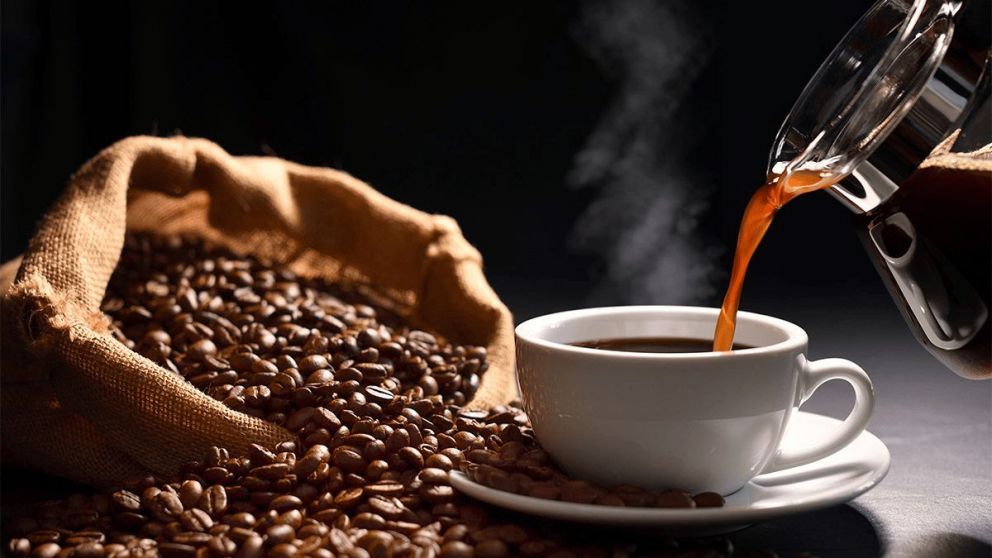 ¿Por qué el café se sirve con un platito debajo?