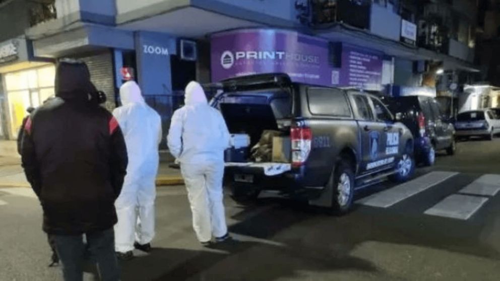 Los peritos trabajando en el lugar donde se encontró el cuerpo.