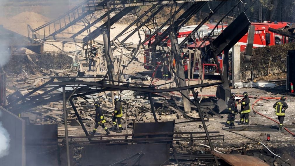 La onda expansiva de la deflagración causó daños en algunos edificios circundantes y algunos coches se incendiaron.
