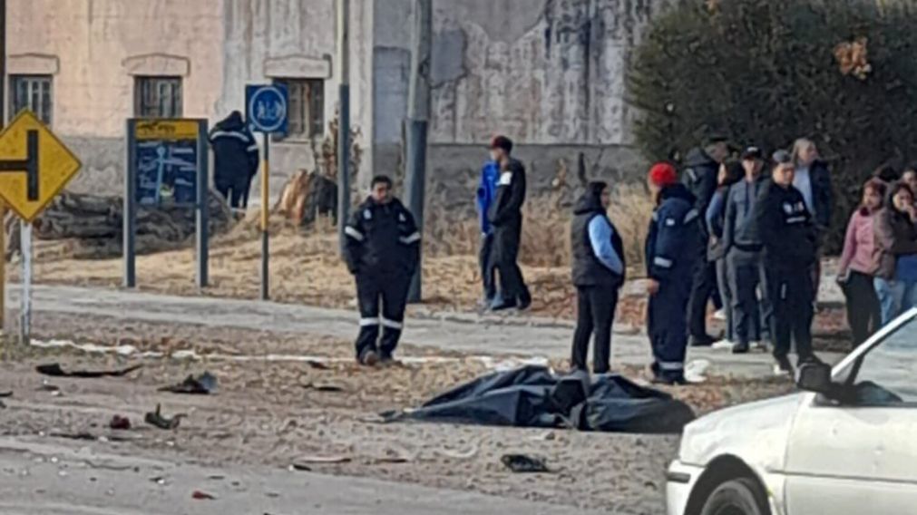 El cuerpo del joven de 14 años fue tapado por los vecinos luego del incidente vial