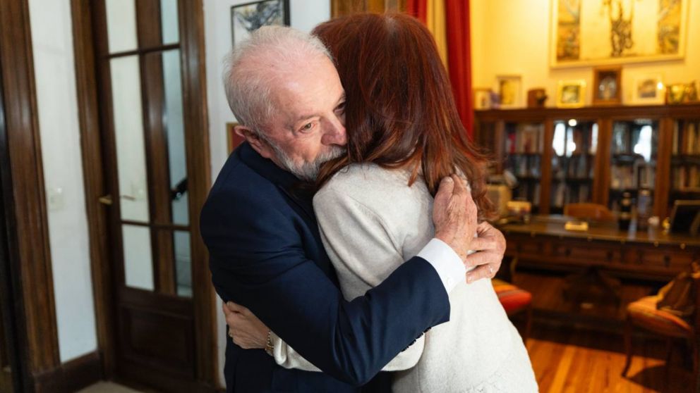 El abrazo entre Lula da Silva y Cristina Kirchner.