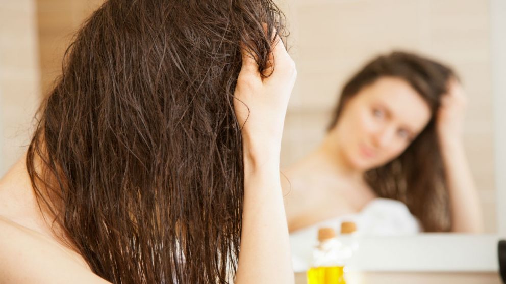Mal hábito oculto: el secreto de un peluquero estrella para evitar dañar el pelo luego de bañarse