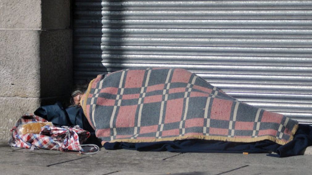 Una persona en situación de calle se protege como puede del frío (Archivo).