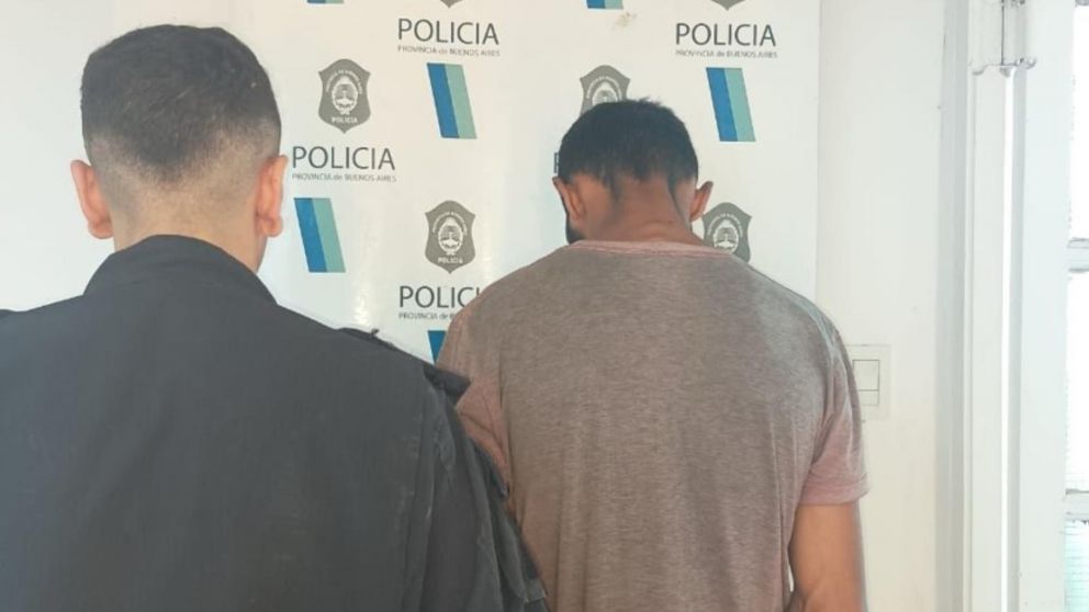 Uno de los sujetos que resultó aprehendido por los investigadores.