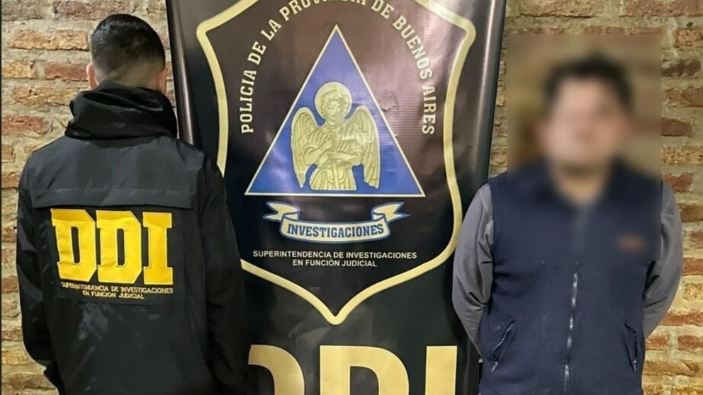 El sospechoso que fue aprehendido por los investigadores policiales.