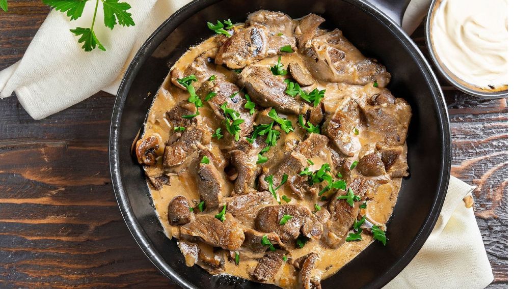 Deliciosa receta de "Strogonoff", una ternera cremosa y llena de sabor ideal para compartir en invierno