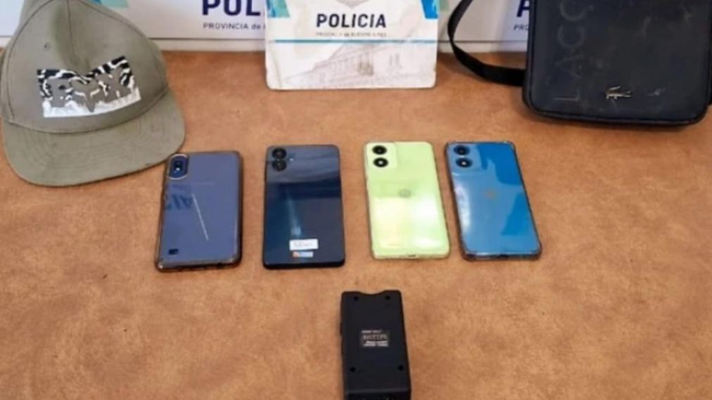 Varios de los elementos que se hallaron en poder del menor que result� aprehendido. Cr�dito: 0223.