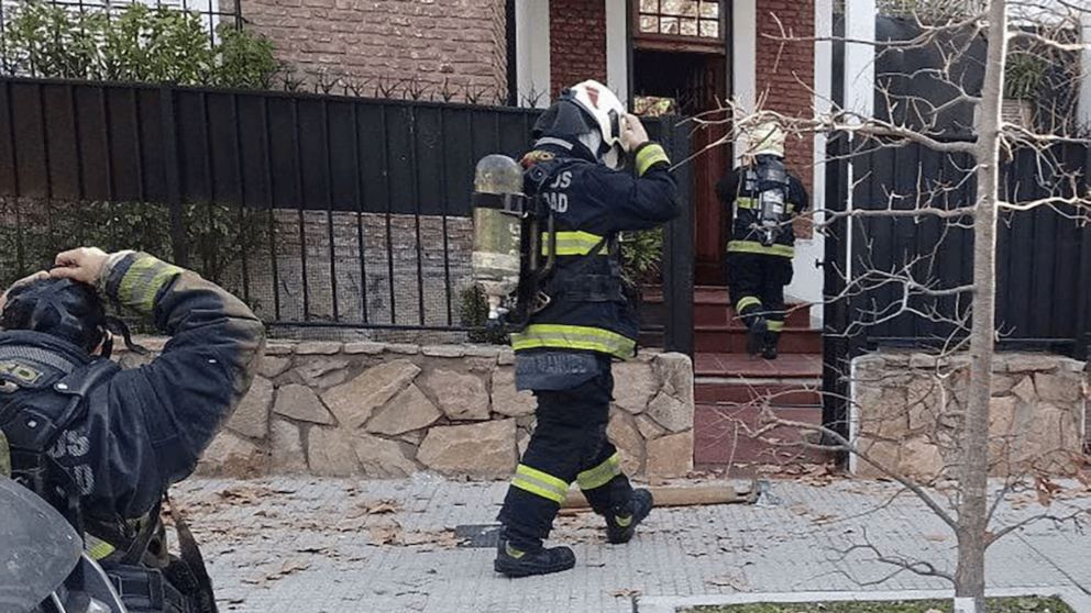 El momento en el que los bomberos trabajaban en la casa de la tragedia de Villa Devoto.