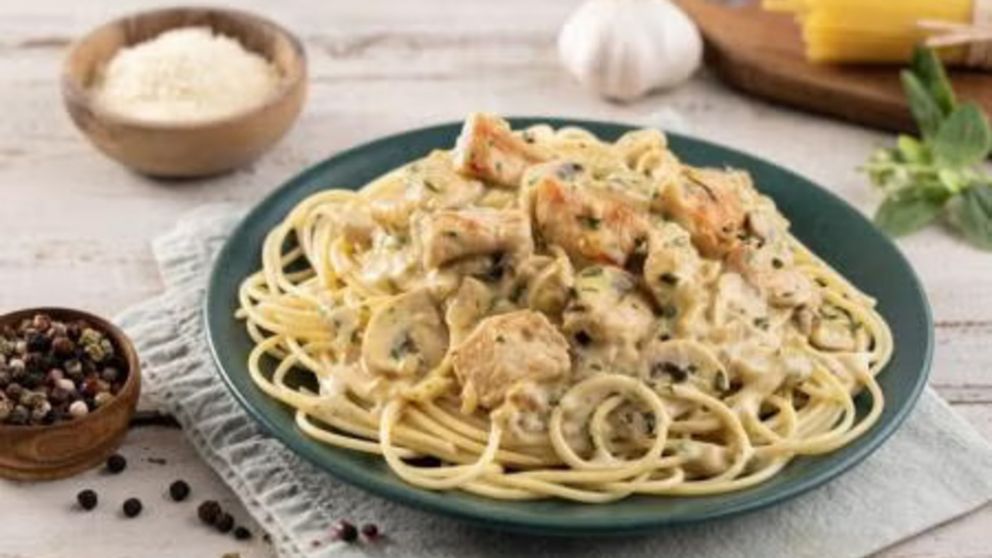 Deliciosa receta de fideos con crema de hongos, pollo y verdeo.