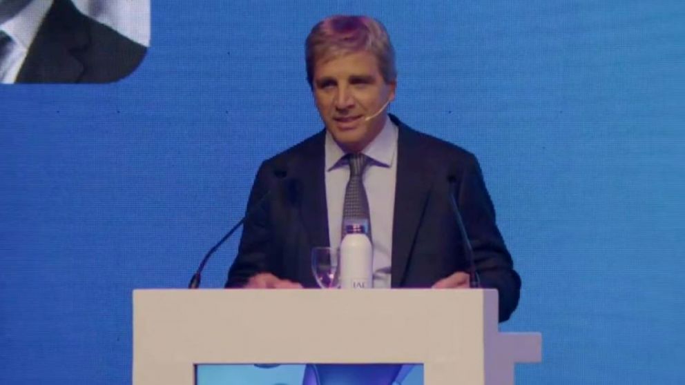 Luis Caputo particip� del IAE Summit en el centro de convenciones de Buenos Aires.