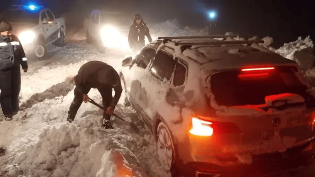 Una familia quedó encerrada en el auto en plena tormenta de nieve y fueron rescatados (Imagen LM Neuquén).