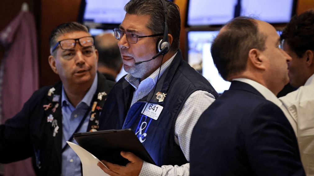 Traders work on the floor at the New York Stock Exchange (NYSE) in New York City, U.S., June 30, 2025.  REUTERS/Brendan McDermid