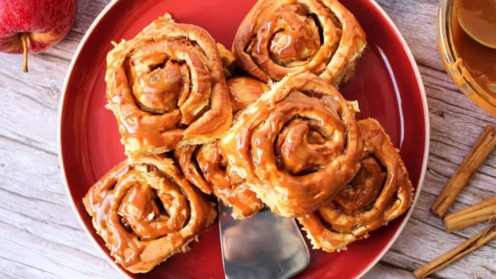 Ingredientes y modo de preparación del roll de manzana y canela más rico que hayas probado.