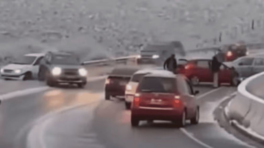 Choque multiple por las nevadas, no hubo heridos.
