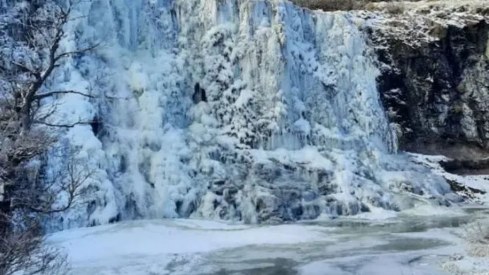 La ca�da de agua de m�s de 30 metros se congel� por el fr�o extremo.