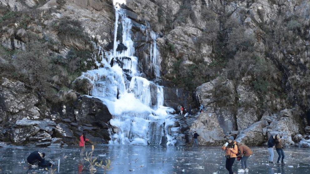 El pueblo cordobés con cascadas que brilla en invierno y pocos conocen.