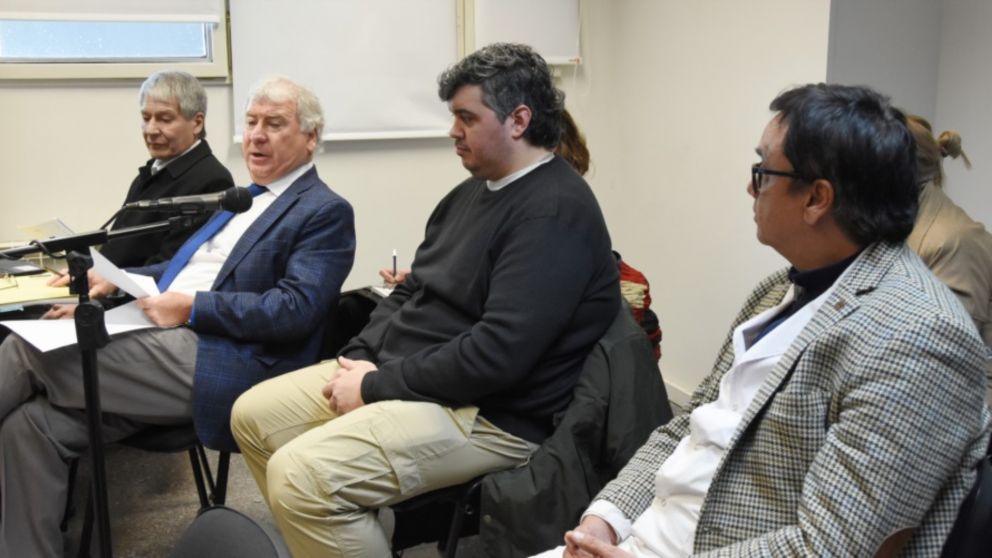 El acusado, de pulóver oscuro y pantalón claro, en una audiencia que se realizó en los tribunales de Trelew (Gentileza Jornada).