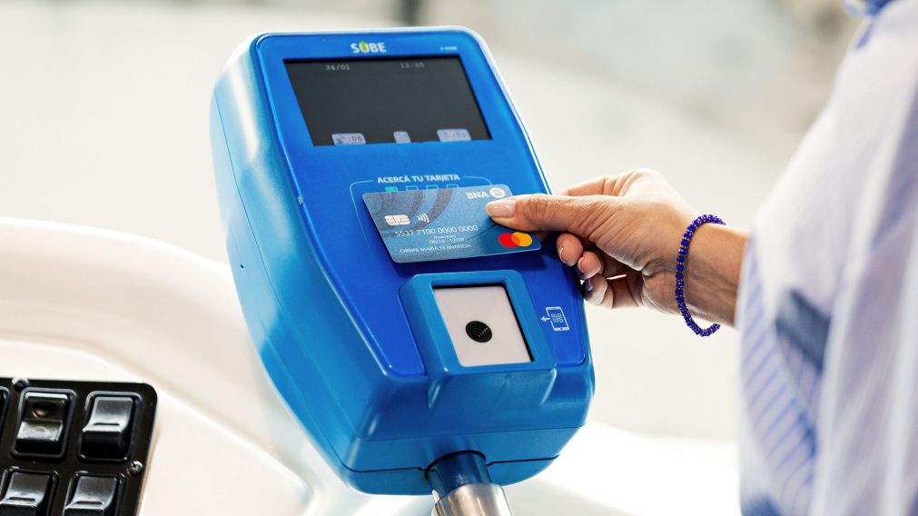 Ya se abonan 300 mil viajes de colectivos con códigos QR y tarjetas de crédito.