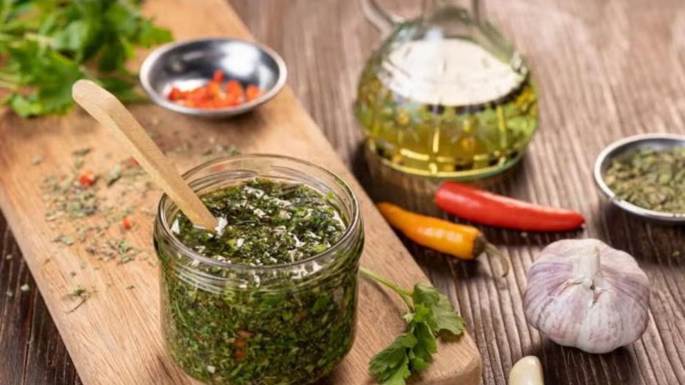 Receta de un chimichurri ideal para el próximo asado.