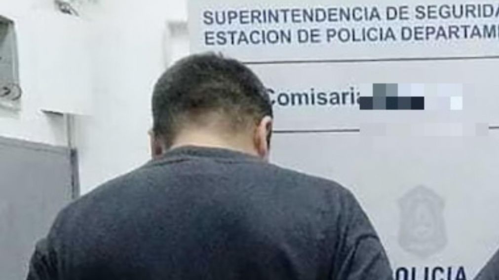 Este es uno de los sujetos que resultó aprehendido en el operativo.