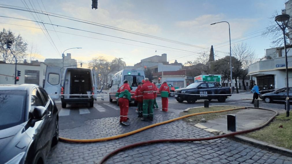 Un hombre murió producto de un feroz incendio en una casa de CABA (X/@bagliettoc).