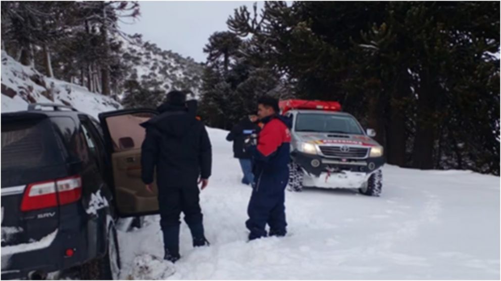 Así rescataron a un hombre varado en la nieve.